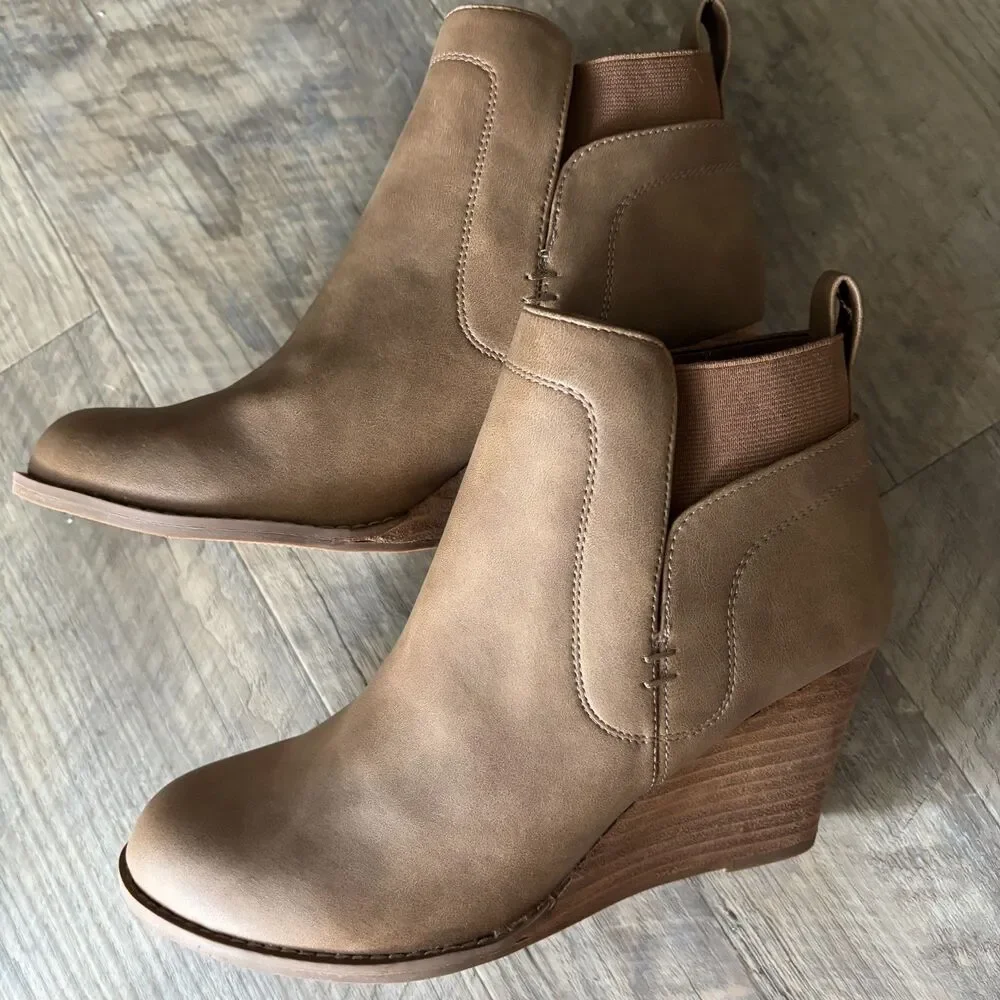 Dolce Vita Women's Size 8 Taupe Wedge Ankle Booties Stacked Heel Slip On Boots